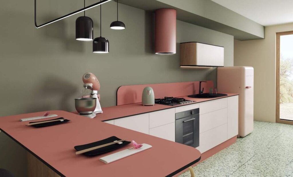 Ultracienkie blaty BLACK WOOD SWISS KRONO mają zaledwie 12 mm grubości, ale są niezwykle solidne, trwałe i odporne. Na zdjęciu kuchni blat BLACK WOOD U4436 VL Ceglany.