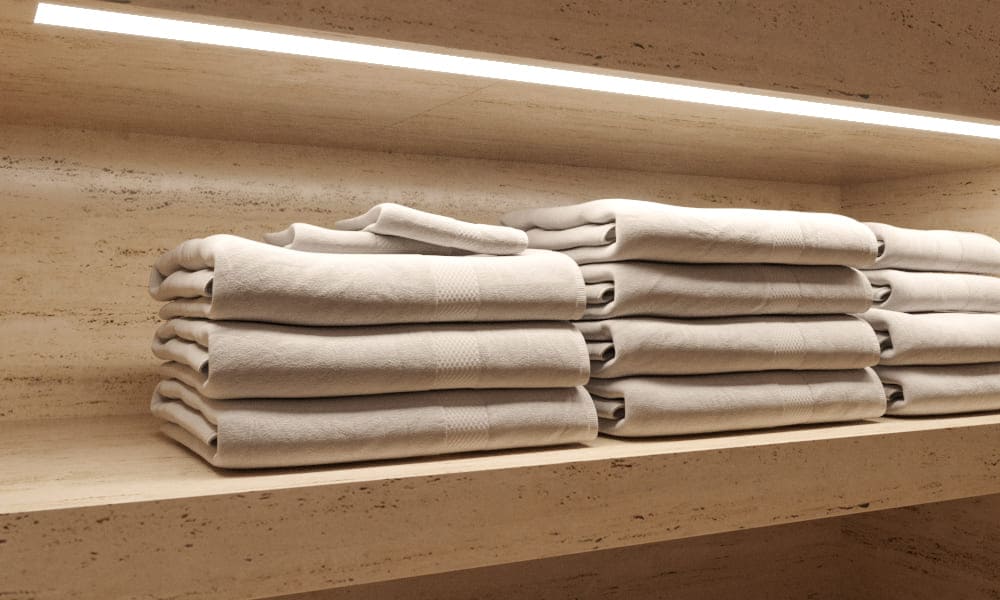 Wnęka w sypialni to idealne miejsce na garderobę.