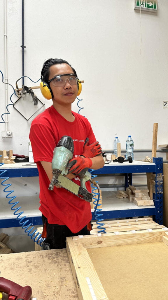 Worksol - pracownik z Indonezji przy pracy 2