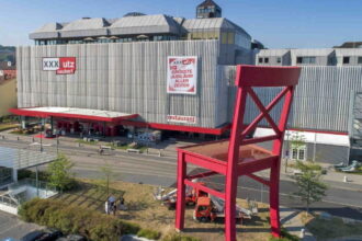 Przejęcie Wohn-Center Spilger przez XXXLutz pozwala wypełnić lukę. W Północnej Bawarii jedną z dotychczasowych lokalizacji jest widoczny na zdjęciu sklep XXXLutz w Würzburgu.