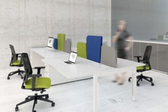 System mebli pracowniczych „Yan” z oferty firmy MDD charakteryzuje się przesuwnymi blatami i czterema rodzajami stelaża (nóg).