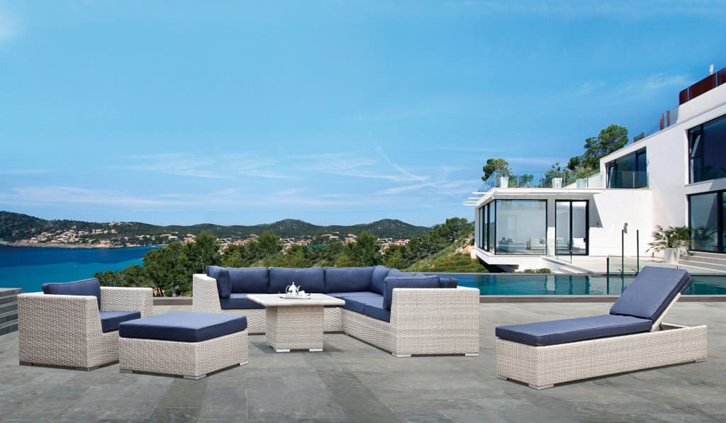 Elegancki zestaw wypoczynkowy „West” marki Miloo. Materiał, z którego jest wykonany to odporny na warunki atmosferyczne technorattan. Dystrybutorem mebli jest firma House & More.