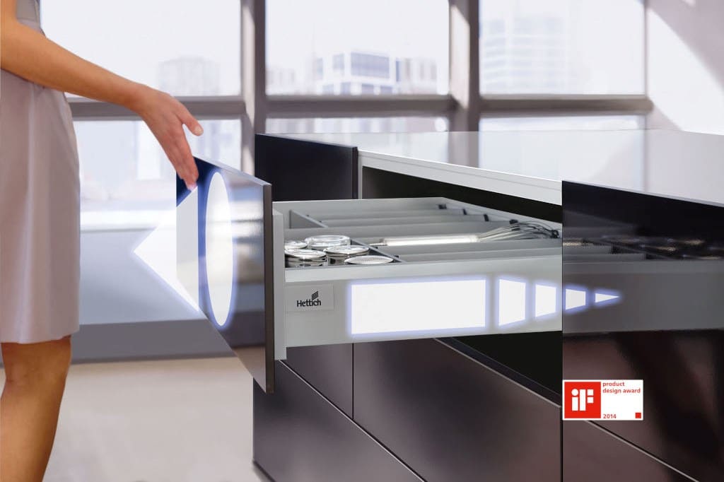 „Actro” to najnowsze prowadnice w ofercie firmy Hettich. Optymalnie dopasowany system cichego domykania „Silent System” pozwala na delikatne zamknięcie szuflad obciążonych nawet ciężarem 80 kg.