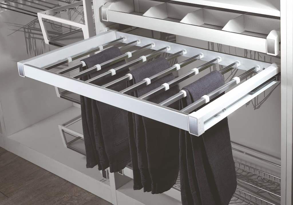 Propozycja firmy Amix to wykonany z aluminium wieszak na spodnie „GX004”, z linii „Prestige”, o wysokości 60 mm.