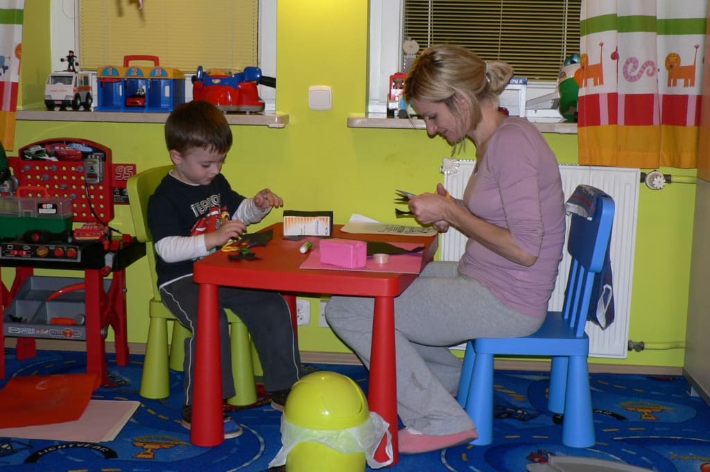 Żona, Anna z synem Dominikiem w domu.