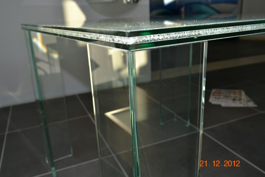 Stoliki klejone: szkło (klejenie bezspoinowe), elementy podstawy hartowane. Blaty hartowane, wykonane z tzw. szkła lodowego firmy Kulbat.