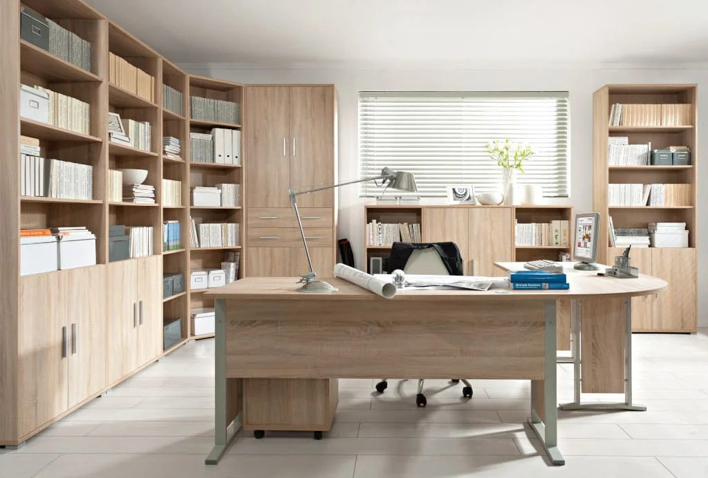 Kolekcję „BRW Office” firmy Black Red White tworzą regały różnej wielkości, biurka i pojemne szafki.
