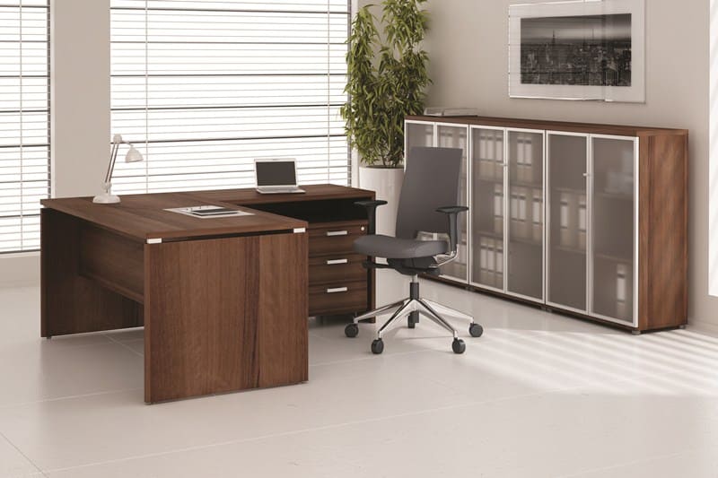 Meble gabinetowe „Echo” znaleźć można w ofercie firmy Poliński Wyposażenie Miejscy Pracy. Kolekcja dostępna jest w kolorze orzech nizinny.