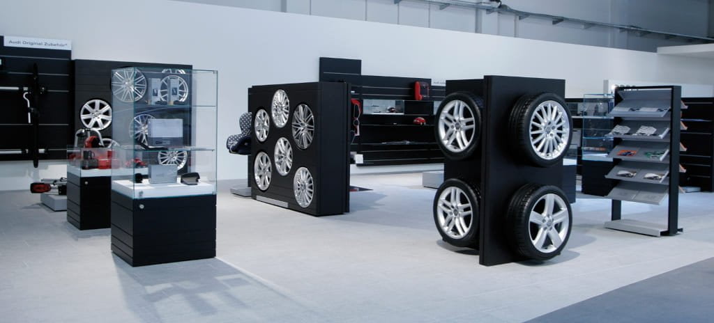 Finsa oferuje MDF barwiony w masie – jest on łatwy w obróbce i pozwala uzyskać zaskakujące efekty. Na zdjęciu salon Audi w Niemczech.