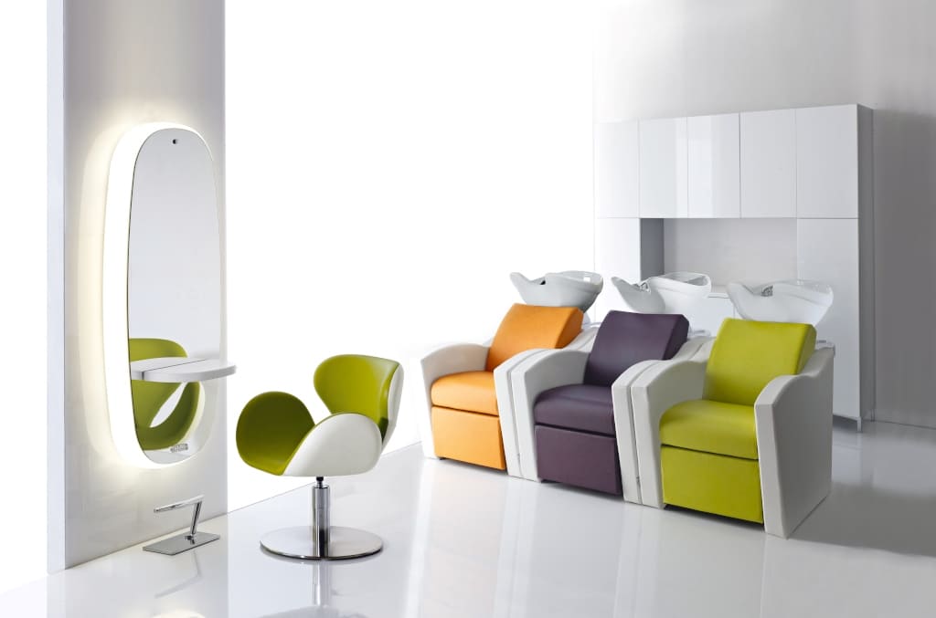 Fotel fryzjerski „Tulip” włoskiej marki Salon Ambience (dystr. Salon Ambience Polska) zaskakuje nowoczesnym designem.