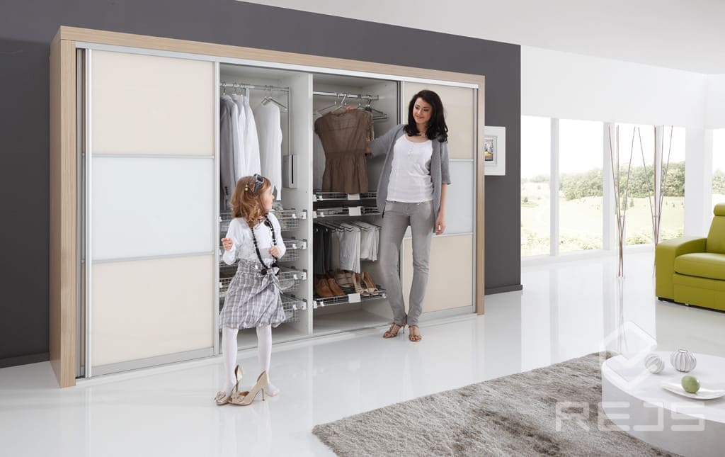 „Garderoba Plus” to system wyposażenia szaf garderobianych, którego producentem jest firma Rejs.