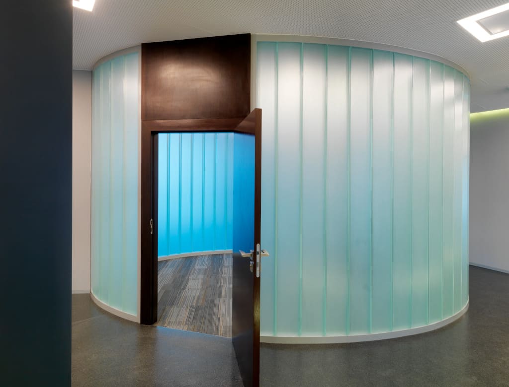 W budynku biurowym Grzybowska 4 w Warszawie za pomocą szklanej ścianki wydzielono kameralną salę konferencyjną. Użyto matowego, półprzezroczystego szkła „Pilkington Profilit Opal” firmy Pilkington.