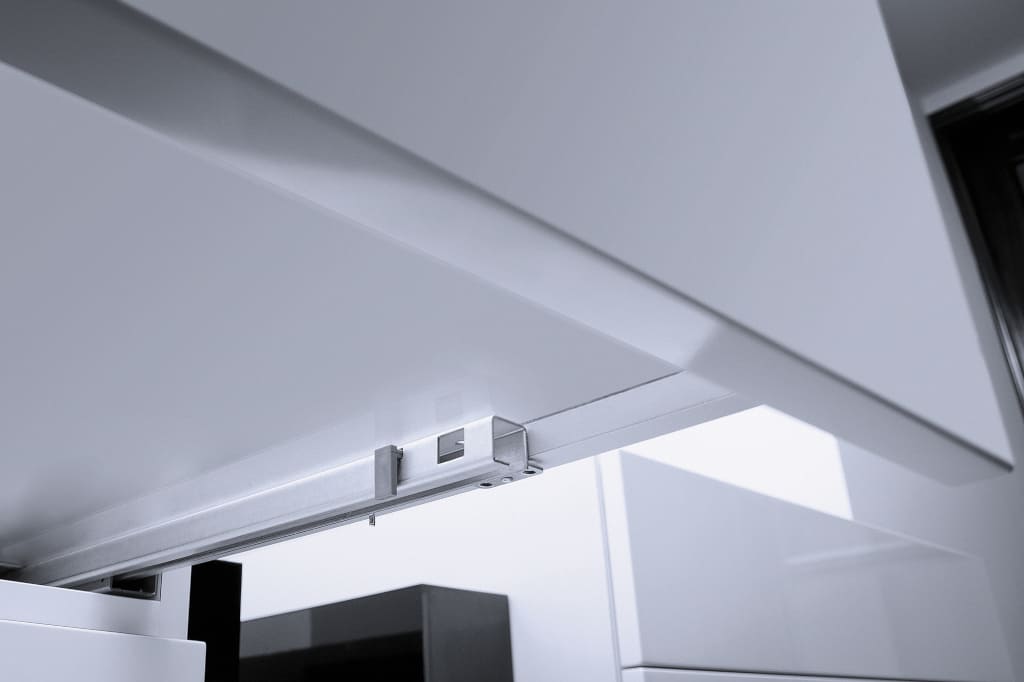 Do mebli pokojowych GTV poleca nowe prowadnice dolnego montażu „Modern Slide”, w wersji „Push to Open” lub ze spowalniaczem.