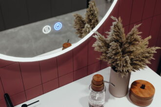 Hafele - oświetlenie Loox5 w łazience - zbliżenie lustra z włacznikami