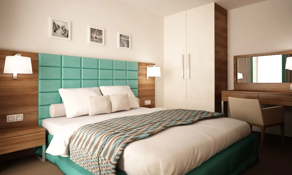 Dla hotelu Slavia w Międzyzdrojach firma Wajnert Meble wykonała meble hotelowe zaprojektowane przez Katarzynę Bieżyńską.