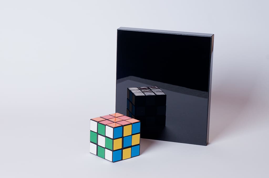 Kolekcja akrylowych płyt połyskowych „Fornerlux” firmy Forner obejmuje 14 kolorów oraz trzy, jedyne na polskim rynku dekory drewnopodobne pokryte transparentną folią akrylową.