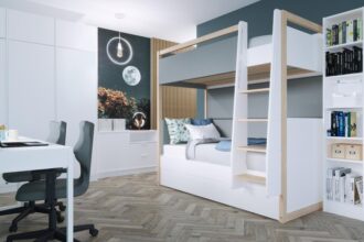 Gładkie, białe fronty i biały korpus – to motyw przewodni kolekcji North marki Meblik, dostępnej we wrocławskiej Galerii Wnętrz DOMAR. Korpusy mebli – piętrowych łóżek, komód, regałów lub szaf wykonane są z płyty laminowanej o podwyższonej odporności na wilgoć. Gładkie, białe fronty z płyty MDF utwardzane są światłem UV, co podwyższa ich odporność na uszkodzenia i odpryski.