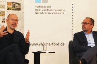 Od lewej: Leo Lübke, prezes Zarządu VdDP i Jan Kurth, dyrektor generalny VDM/VHK, mówili w Herford o sytuacji, w jakiej znaleźli się producenci mebli tapicerowanych.