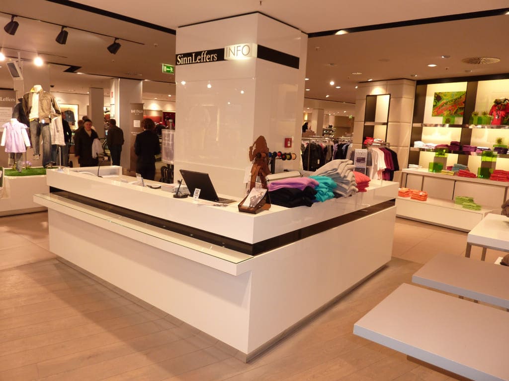 Lustrzane wykończenie ścian i lady sklepowej wykonane z płyt „Senosan”. Zachowanie najwyższej jakości dużych powierzchni gwarantuje folia „Senosan 1800TopX” oferowana przez Senoplast Polska.