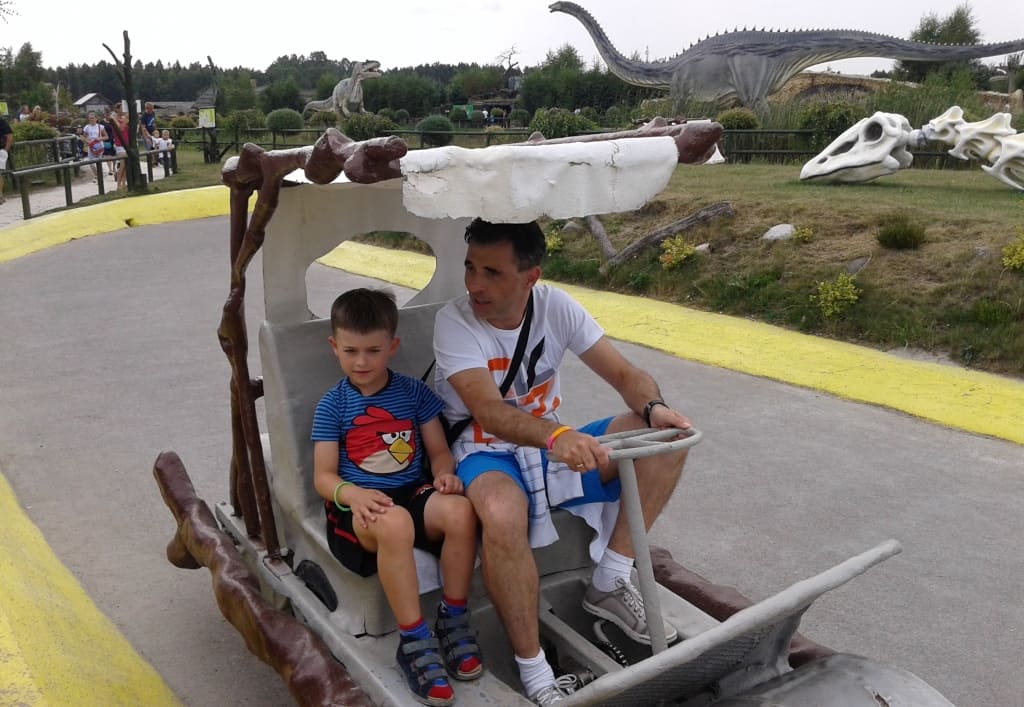 Marek Borowiński z synem Dominikiem na wakacjach w Łebie.