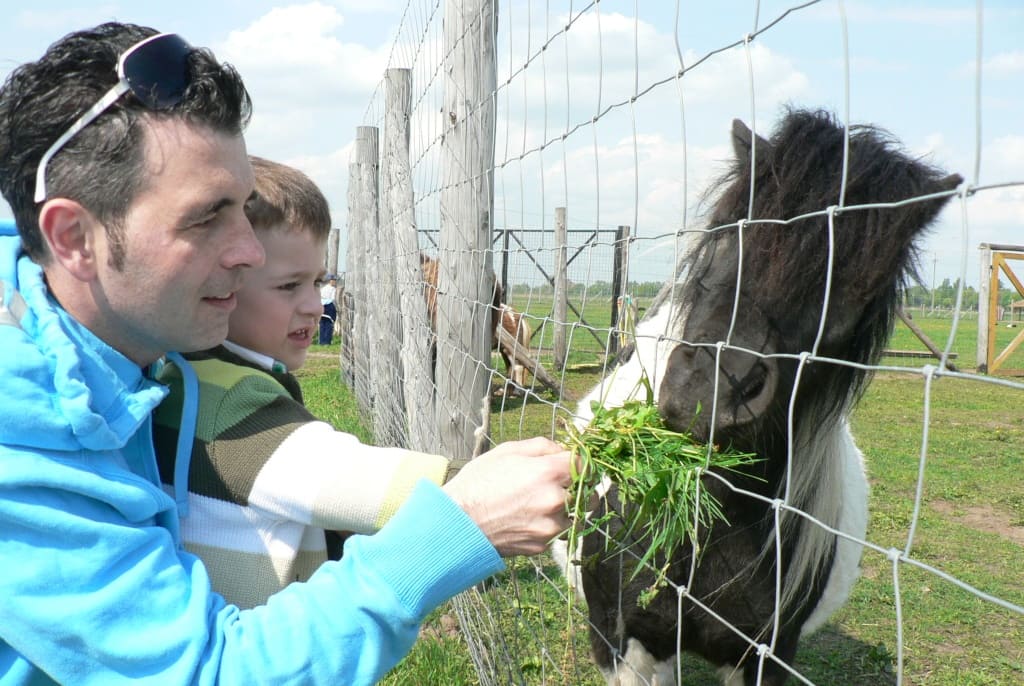 Marek Borowiński z synem Dominikiem w zoo w Borysewie.