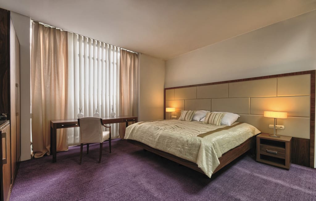 meble-hotelowe-famos-miesiecznik-i-portal-branzy-meblarskiej-biznes-meble-pl Meble hotelowe firmy Famos. Zastosowano w nich m.in. naturalną okleinę orzechową (orzech amerykański), dębowe doklejki oraz skórę na wezgłowiu łóżka.