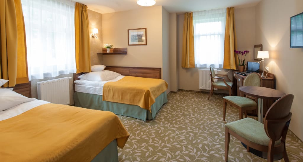 Meble hotelowe „Reno” (prod. Wajnert Meble) składa się z 26 elementów. Najnowsza realizacja oparta na systemie „Reno” wykonana została na zlecenie Uzdrowiska Świeradów-Czerniawa, Grupa PGU (na zdjęciu).