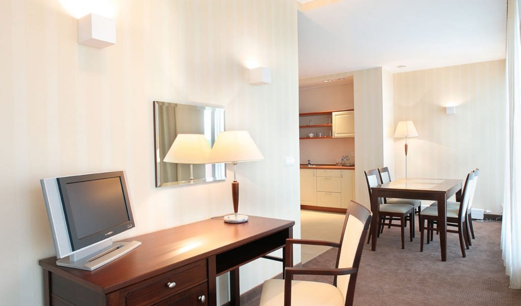 Meble hotelowe „Steo” firmy Toreko charakteryzują się eleganckim i klasycznym wyglądem. Meble z tej kolekcji, wykonane w okleinie naturalnej, dobrze pasują do pokoi hotelowych w różnej klasy obiektach.