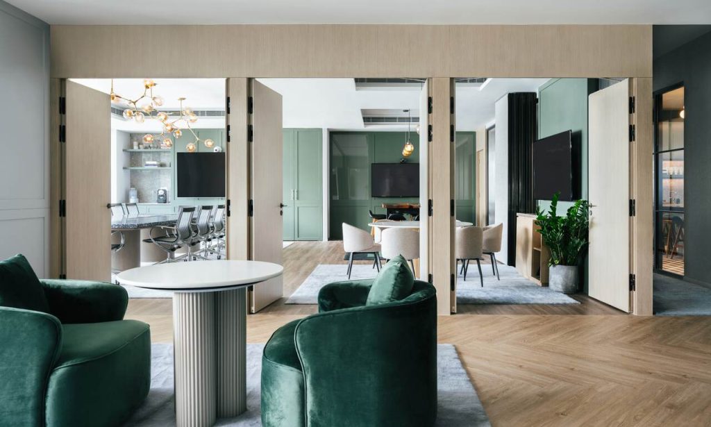 Portale między salonem a salą konferencyjną otwierają się, tworząc płynne przejście. Można je przekształcić w jedną większą przestrzeń do organizacji imprez i spotkań w ratuszu.