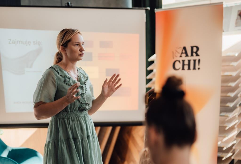 Monika Staniec podczas śniadań z Let's Archi!, które aktywnie tworzy, zanim powstaną warsztaty dla architekyów,