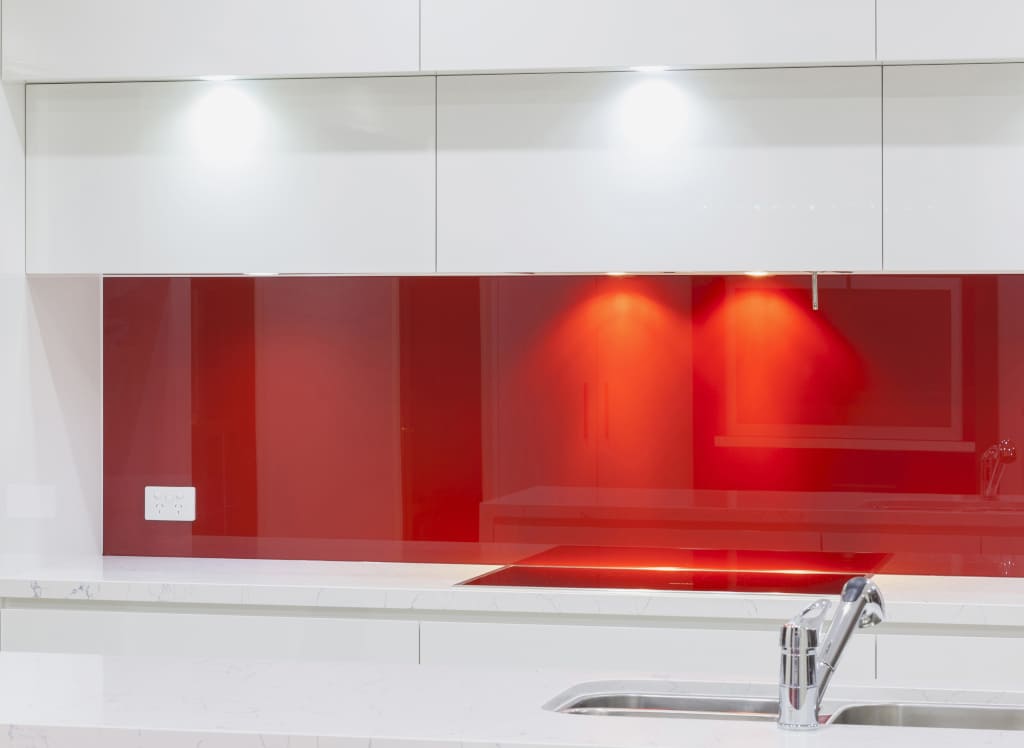 Futurystyczny design białej i czarnej oprawy „Evita” marki GTV idealnie komponuje się z nowoczesnymi meblami. W oprawach znajduje się od 6 do 9 nowoczesnych diod SMD.