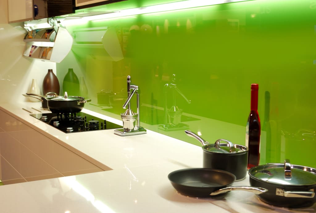 Panele lakierowane firmy Beluglass. Na szkło od spodu nałożono powłokę lakierniczą. Możliwe jest zastosowanie dowolnie wybranego koloru lakieru spośród całej palety RAL lub NCS.