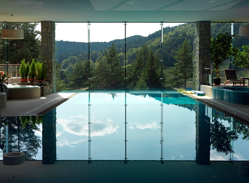 Na dostęp do obserwacji pięknego krajobrazu, w jakim położony jest hotel pozwala zastosowanie bezramowego systemu szklenia strukturalnego „Pilkington Planar”. Zdjęcie wykonano w SPA Krynica.