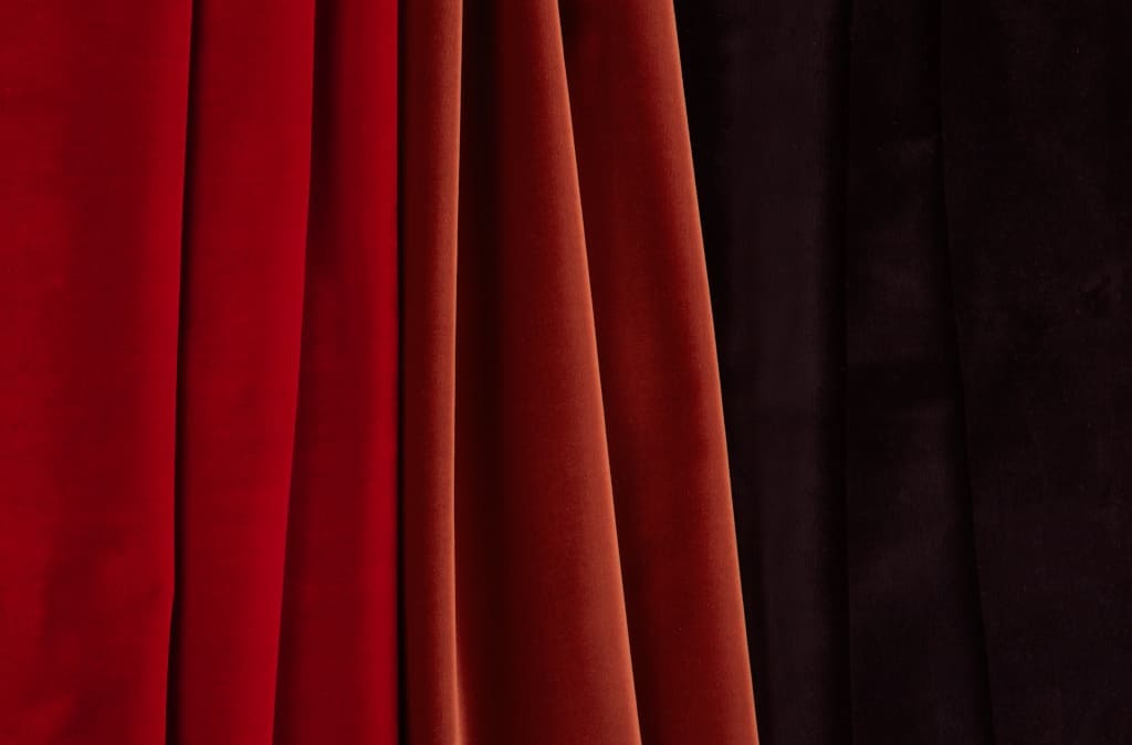 Pluszowe tkaniny kotarowe do wnętrz użyteczności publicznej firmy Runotex.