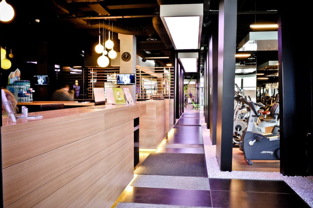 W recepcji i holach krakowskiej siłowni Solvay Platinium Fitness elementy zabudowy meblowej oraz okładzinę ścian i filarów wykonano z płyty meblowej Pfleiderer w dekorze „Brzoza Ojców 3222”.