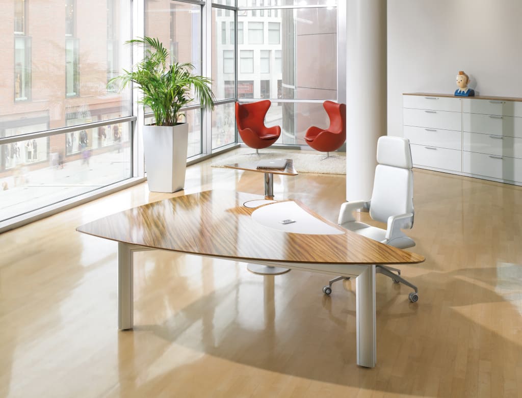 Seria „Premio” firmy C+P Systemy Meblowe wprawi kadrę zarządzającą w ruch, poprzez filozofię pracy w pozycji stojąco-siedzącej.