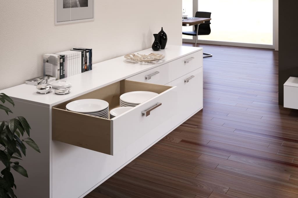 Prowadnice „Quadro” z łożyskiem kulkowym (prod. Hettich) gwarantują najwyższy komfort użytkowania i spełniają wszelkie wymagania. Nie wymagają konserwacji, gdyż oczyszczają się samoczynnie.