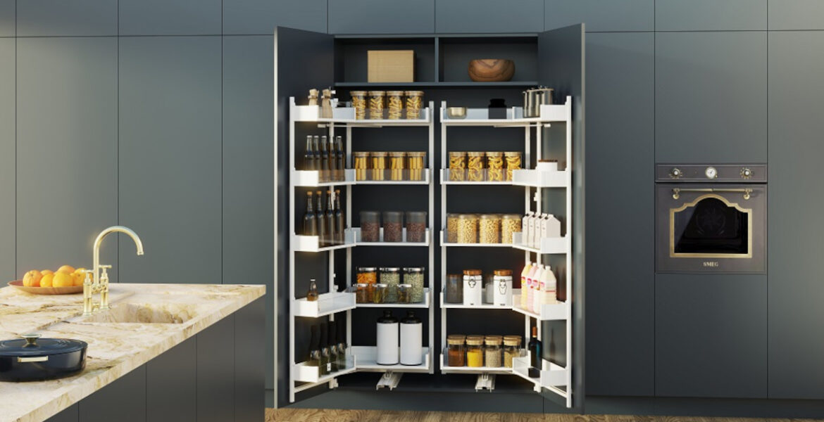 REJS - Caro Maxi Space Duo Puro białe w granatowej kuchni