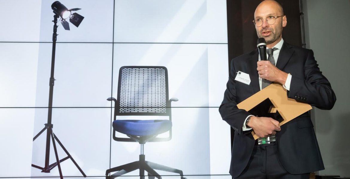 Roman Przybylski, Grupa Nowy Styl, podczas organizowanej przez BIZNES.meble.pl i Meble.pl S.A. gali finałowej konkursu Diament Meblarstwa 2023, ze statuetką za krzesło WithME.