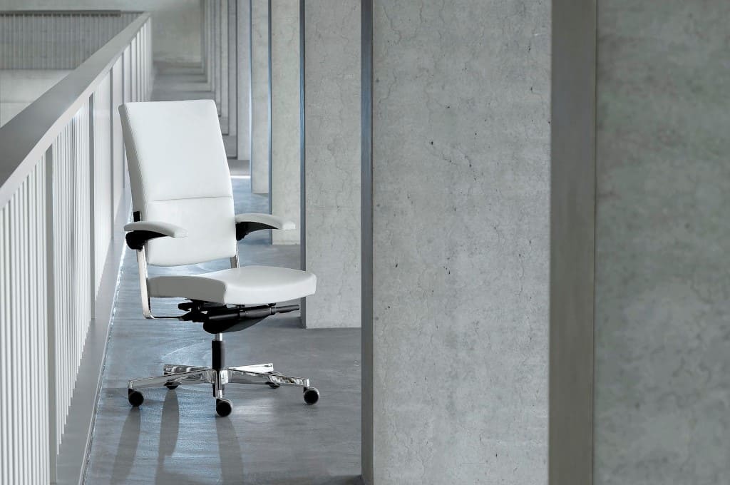 „SitagOne DeLuxe” (proj. Uli Witzig) firmy Sitag Formy Siedzenia to fotel biurowy. Łączy w sobie przejrzystość i jednoznaczność z elegancją szlachetnych materiałów.