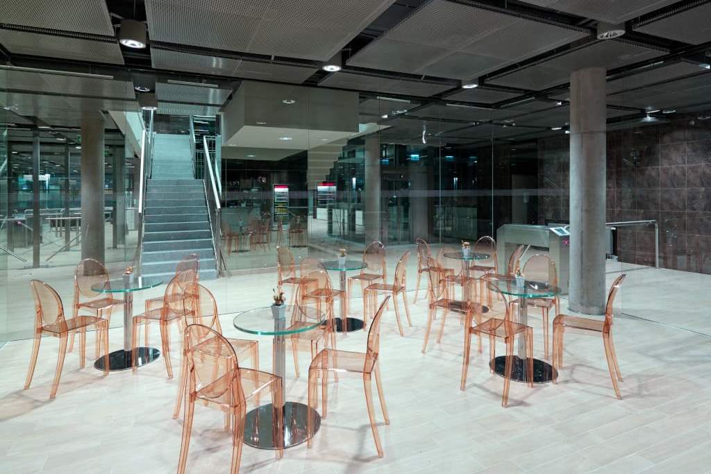 Kompleks dydaktyczno-sportowy Solpark w Kleszczowie, w województwie łódzkim. Wykorzystano tutaj bezbarwne szkło „Pilkington Optifloat Clear T” firmy Pilkington.