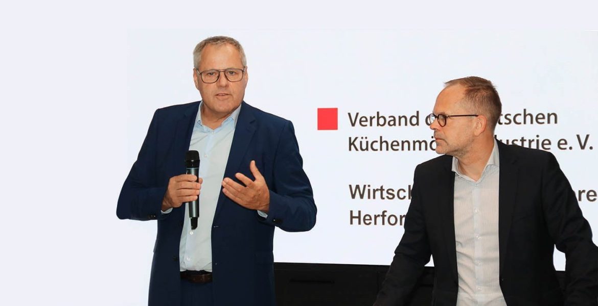Spadek sprzedaży mebli kuchennych w Niemczech staje się coraz bardziej dotkliwy. Prezes Zarządu VdDK Stefan Waldenmaier (po lewej) i dyrektor generalny VDM/VHK - Jan Kurth raportują w Herford na temat sytuacji w niemieckiej branży mebli kuchennych.