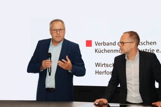 Spadek sprzedaży mebli kuchennych w Niemczech staje się coraz bardziej dotkliwy. Prezes Zarządu VdDK Stefan Waldenmaier (po lewej) i dyrektor generalny VDM/VHK - Jan Kurth raportują w Herford na temat sytuacji w niemieckiej branży mebli kuchennych.