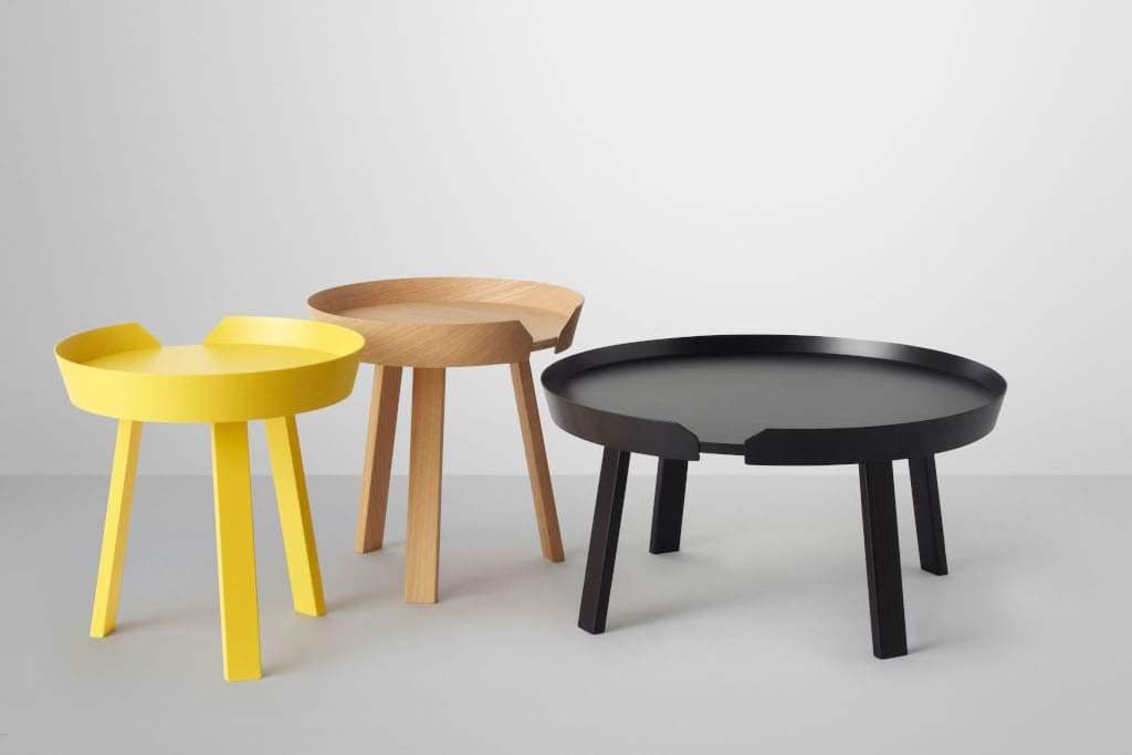 Okrągłe stoliki kawowe marki Muuto zaprojektowane przez duńskiego designera Thomasa Bentzena. Na blaty wykorzystano sklejki jesionowe. Do produkcji nóg wykorzystano lite drewno jesionowe.