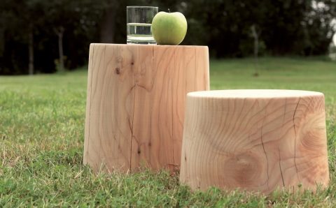 Małe stoliki-stołeczki „Legno Vivo” (proj. CR&S Riva 1920, prod. Riva Industria Mobili) powstały z aromatycznego drewna cedru. Zostały wyprodukowane bez szkody dla środowiska.