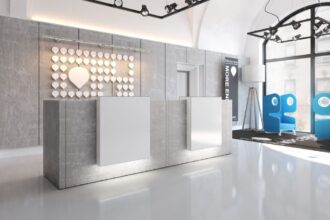 System „Ave” marki Mikomax Smart Office buduje prestiż strefy recepcyjnej poprzez wykorzystanie takich materiałów, jak beton czy marmur.
