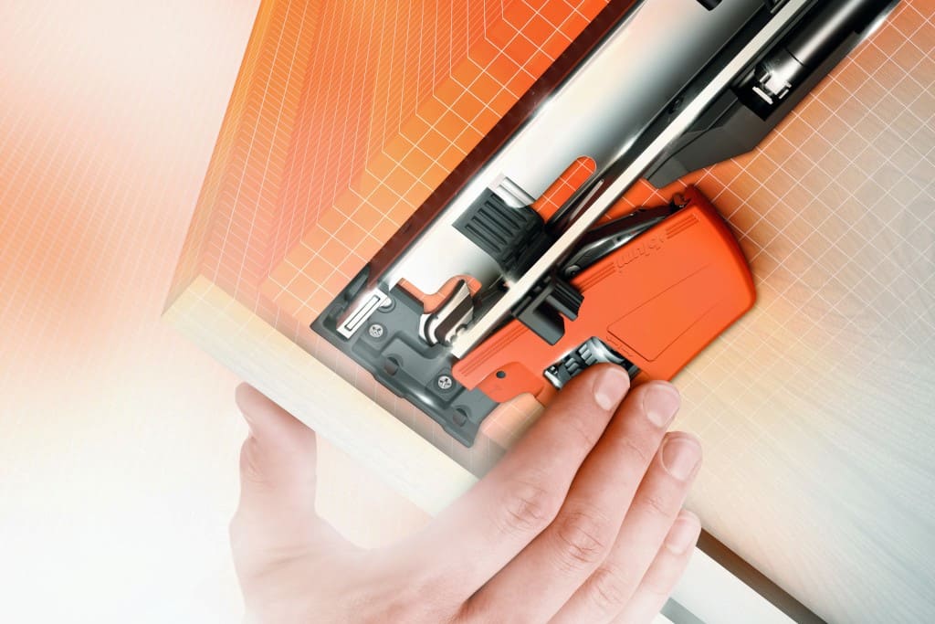 W nowym systemie „Movento” firmy Blum możliwa jest regulacja w czterech płaszczyznach.