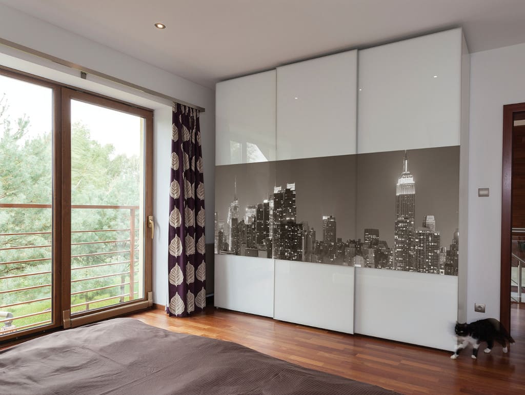 Szkła Monoglas i Lacobel firmy Szkło-Lux mogą zastąpić tradycyjne płytki ceramiczne, drzwi, ścianki działowe, przepierzenia i balustrady.