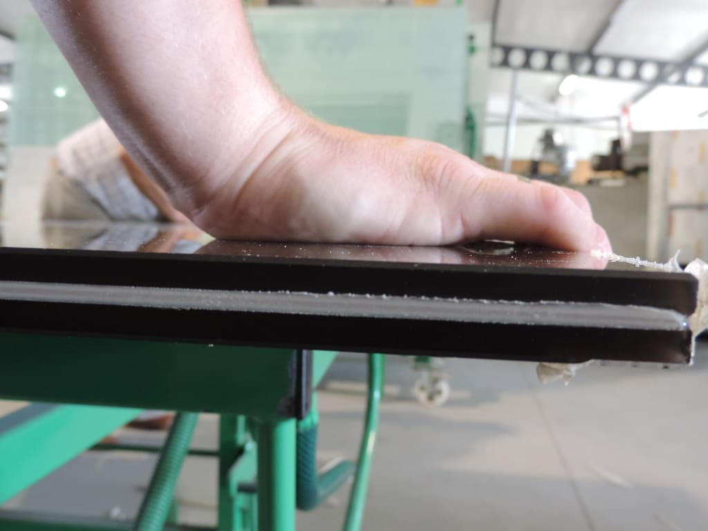 Antisol brąz 88.4 ESG laminowane marki Novoglass oferowanej przez firmę De Novo. Szkło hartowane termicznie bezpieczne marki Novoglass ma klasę bezpieczeństwa 1/C/2 zgodnie z normą PN-EN12600:2004.