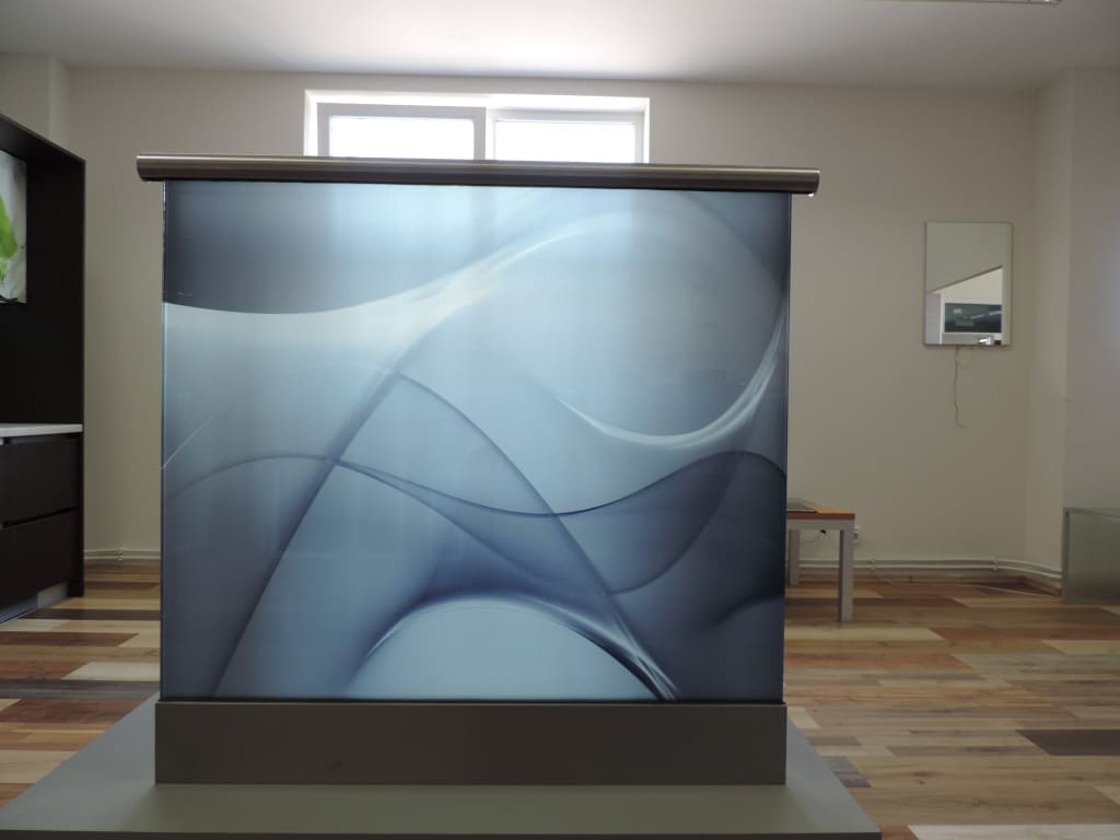 Oferowane przez firmę De Novo pod marką Novoglass szkło float 88.4 ESG laminowane z grafiką. Przeznaczenie: balustrady szklane.